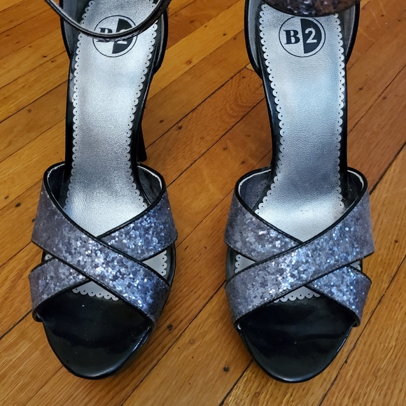 NEW! B2 Browns platform heels - Picture 3 of 6